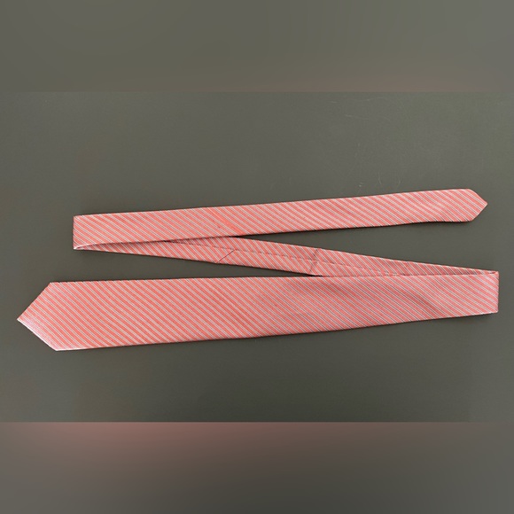 Pre-ownedYSL Mens silk tie Good condition. $95